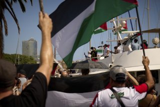 Une vingtaine d'embarcations ont quitté le port de Barcelone dimanche après-midi. KEYSTONE/AP/Emilio Morenatti